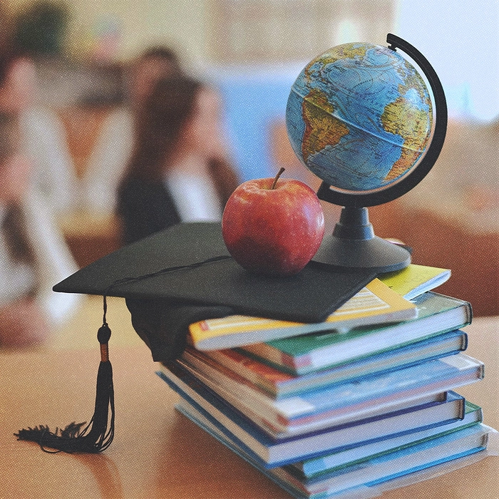 Un globe terrestre, une pomme et un mortier sur une pile de manuels scolaires avec une salle de classe en arrière-plan.