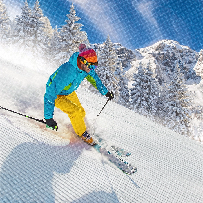 Skieur descendant une colline.