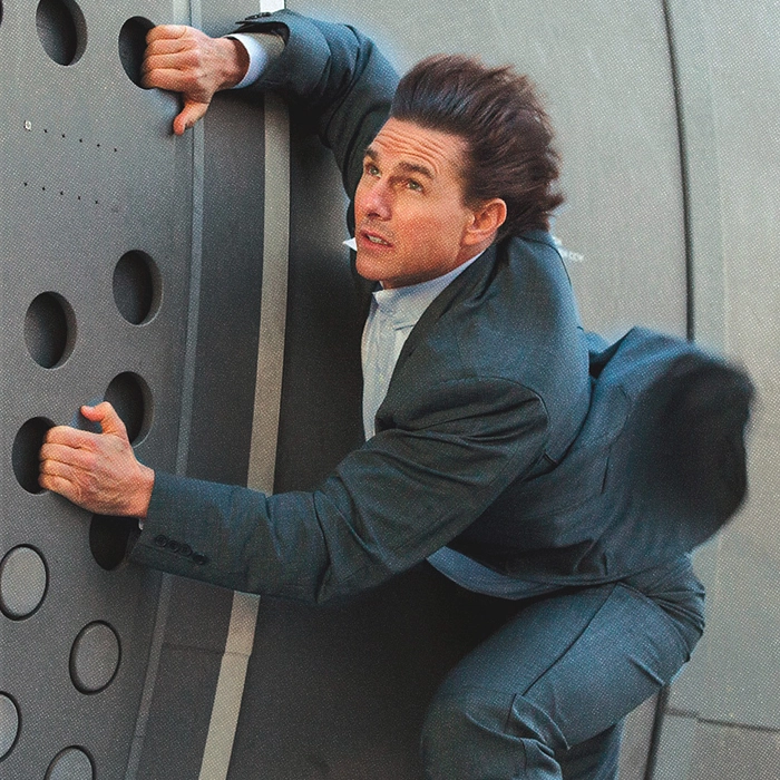 Tom Cruise accroché à un avion dans Mission : Impossible.