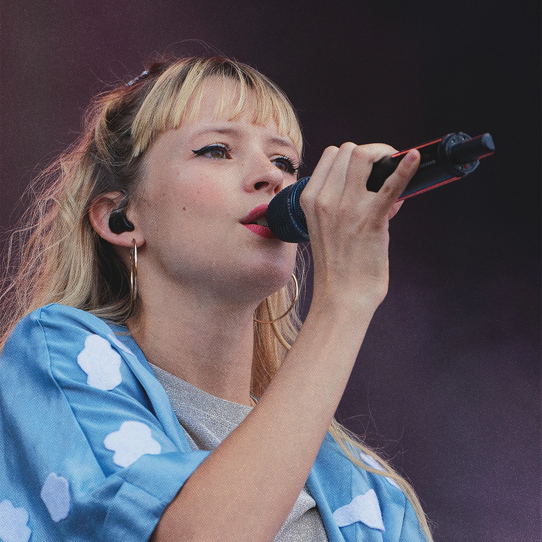 La chanteuse Angèle sur scène