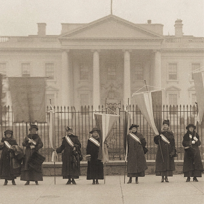 Des membres du National Woman’s Party manifestent devant la Maison-Blanche.