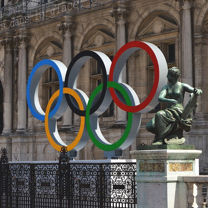 Anneaux olympiques devant l’hôtel de ville de Paris.