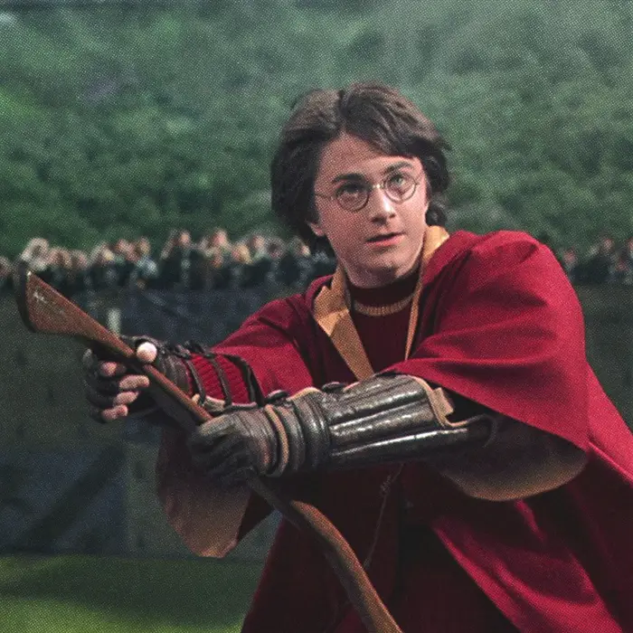 Harry Potter, sur son balai volant lors d'un match de Quidditch.