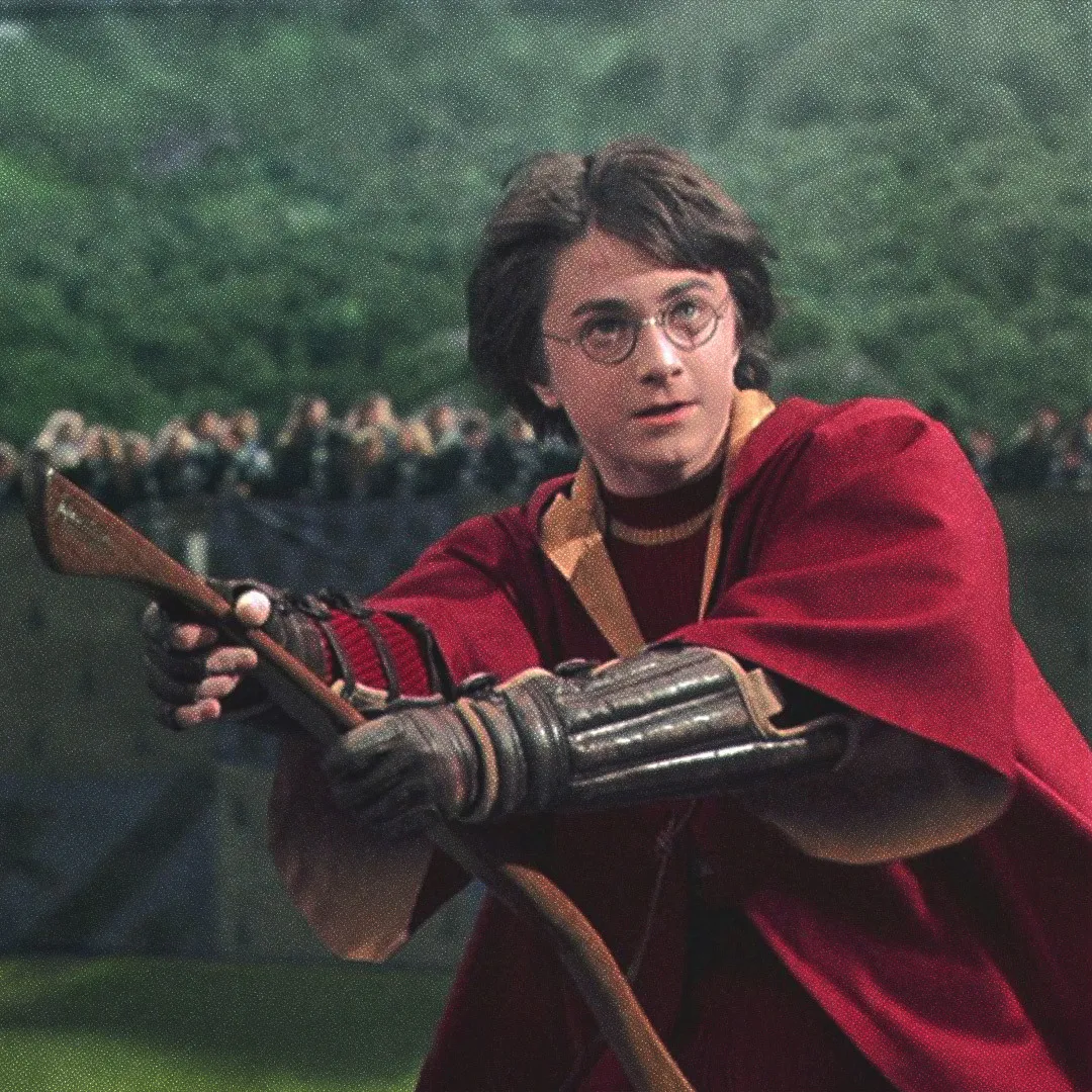Harry Potter, sur son balai volant lors d'un match de Quidditch.
