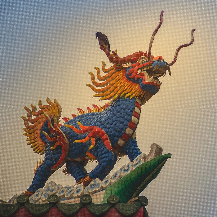 Statue d’un dragon sur le toit d’un temple chinois.