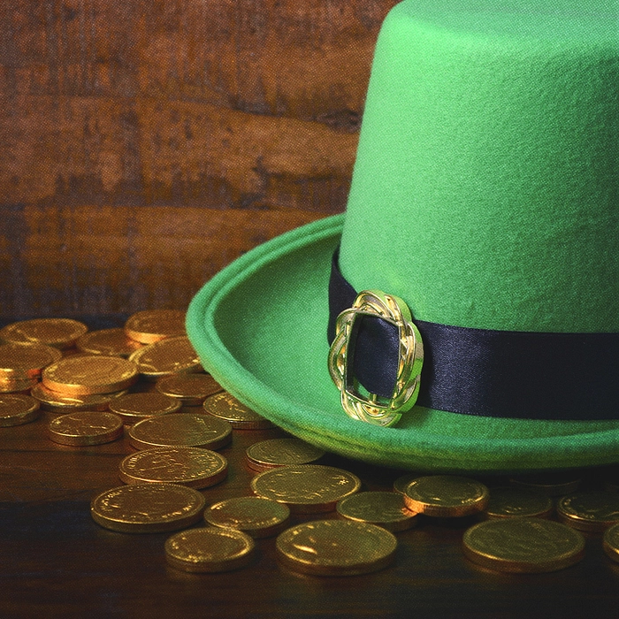 Chapeau vert de la Saint-Patrick sur une des pièces de monnaie en or.