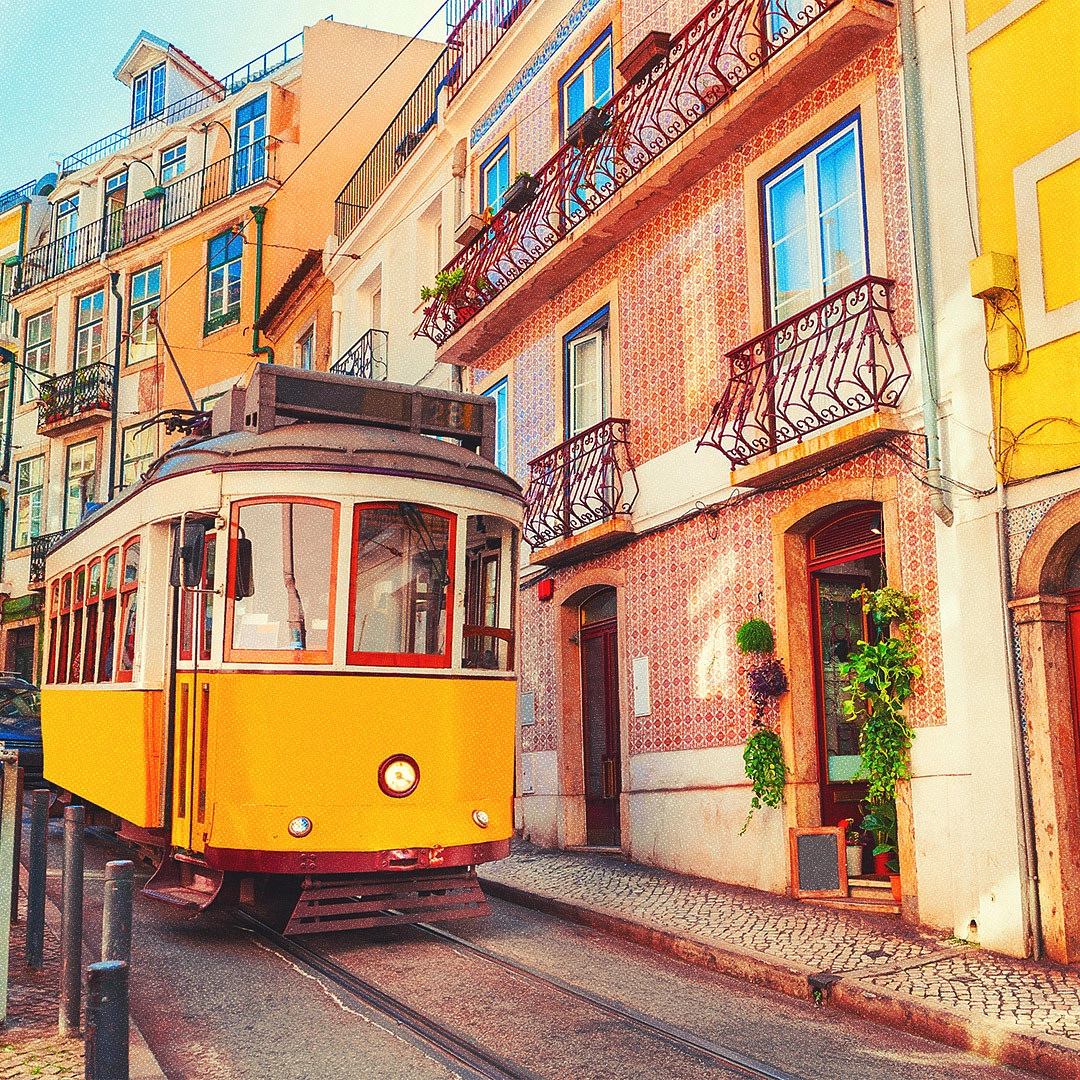 Tramway jaune vintage dans la rue de Lisbonne, au Portugal.