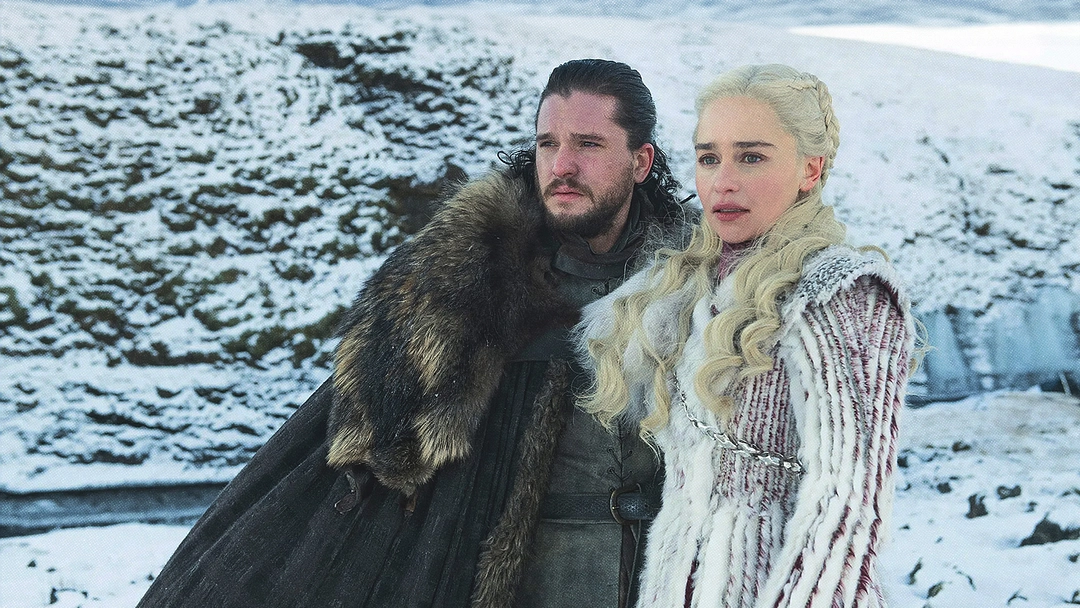 Daenerys Targaryen et Jon Snow de Game of Thrones à côté, dans la neige.