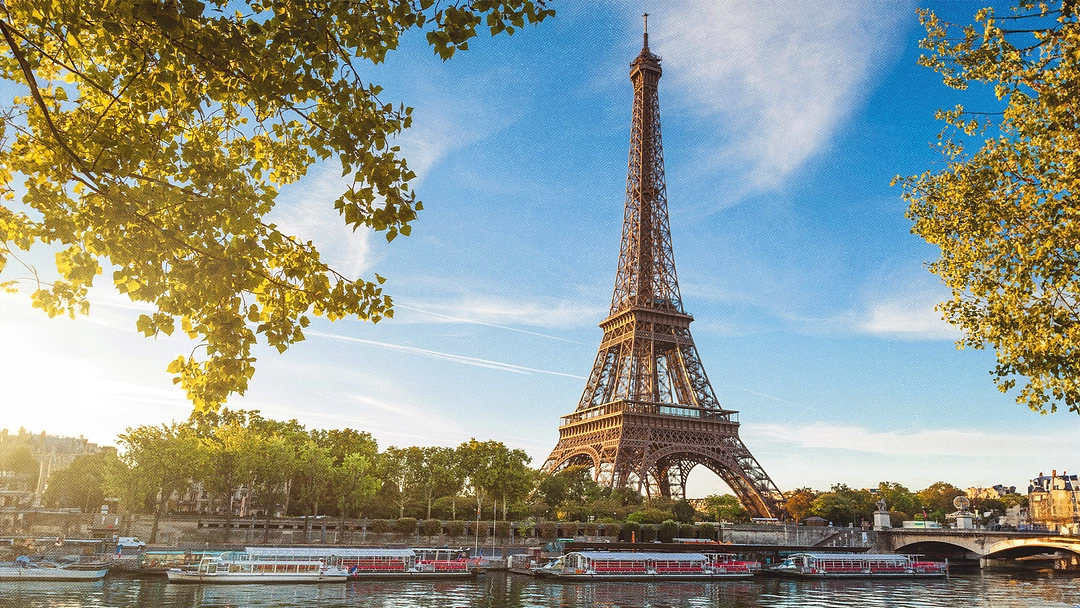 Tour Eiffel au pied de la Seine, un jour de beau temps.