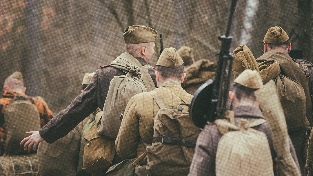 Photo historiques d'un groupe de militaires marchant dans la forêt.