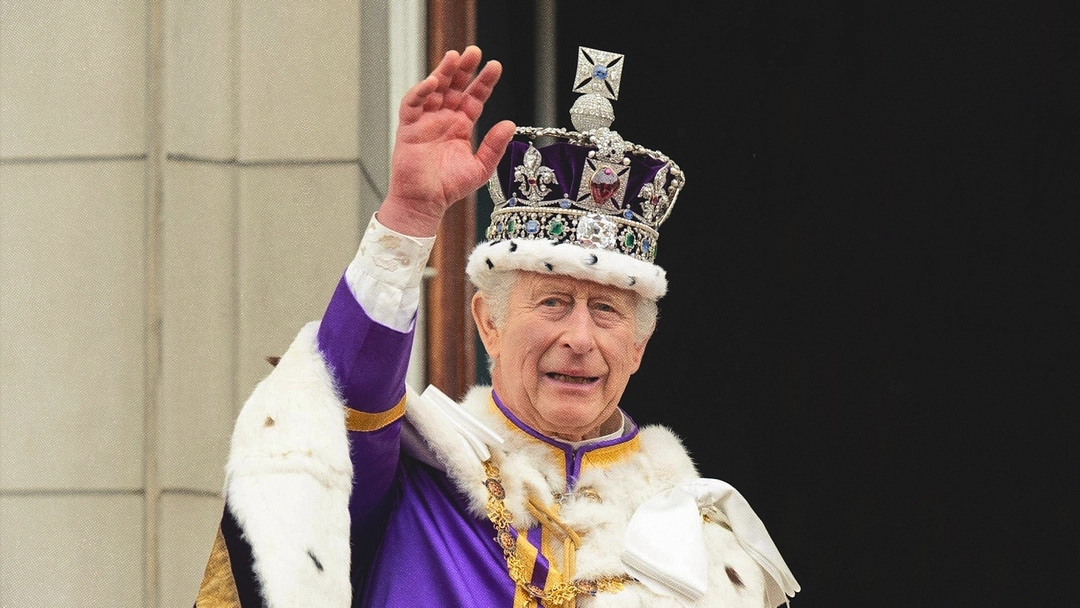 Photo de Charles 3 avec sa couronne, saluant la foule.