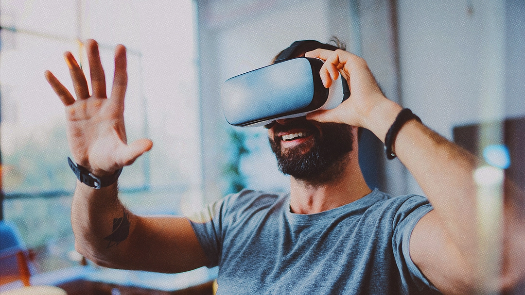 Homme portant une paire de lunettes de réalité virtuelle.