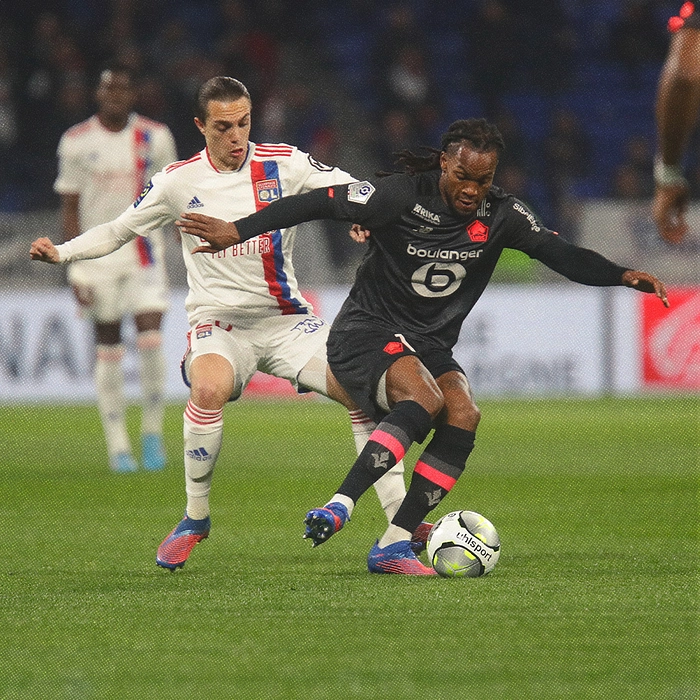 Joueur du losc en plein action sur la pelouse d'un stade.