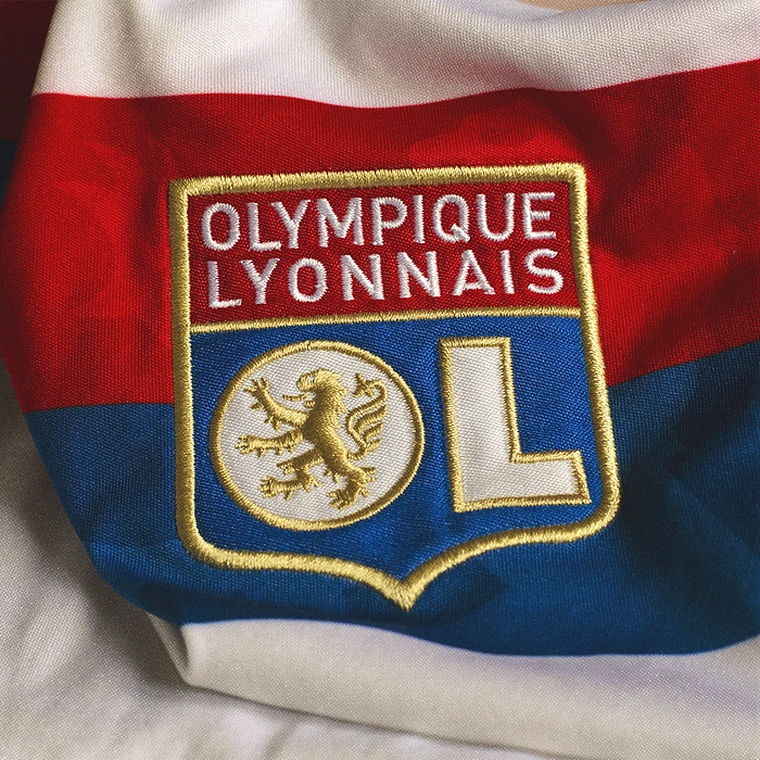 Écusson brodé sur un tee-shirt de l'équipe de l'Olympique Lyonnais.