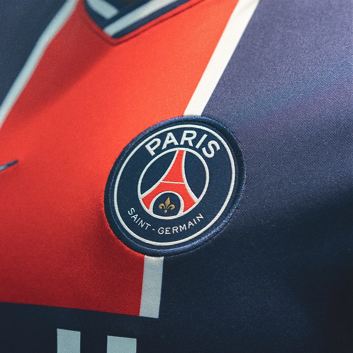 Écusson du PSG brodé sur un tee-shirt.